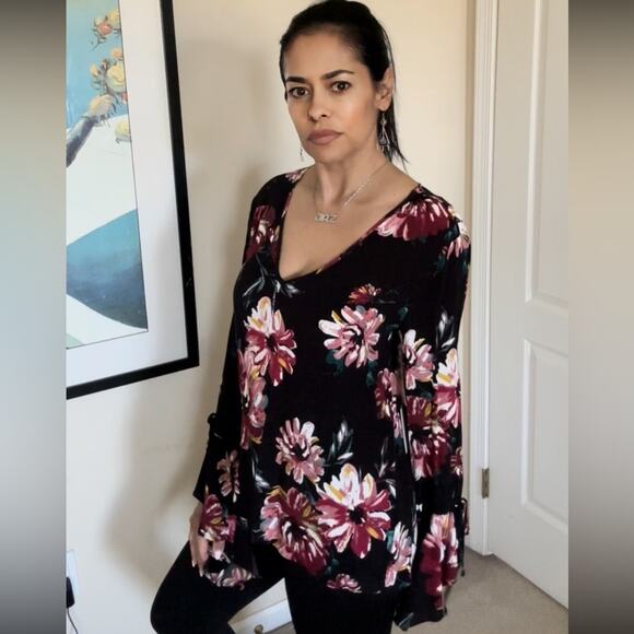 1.state black floral bell sleeve v neck top size M - Picture 4 of 8
